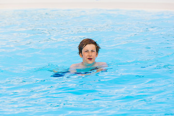 Fototapeta na wymiar Chłopiec pływanie w basenie