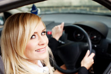 Obraz na płótnie Canvas Kierowca Kobieta w prawej pojazdu kierownica