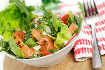 Bunter Salat mit Räucherlachs