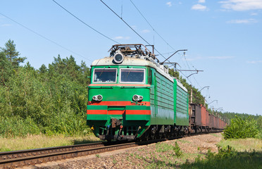Fototapeta na wymiar Pociąg towarowy ciągniętych przez lokomotywy elektrycznej. Ukraińskie koleje