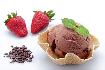 gelato al cioccolato su sfondo bianco