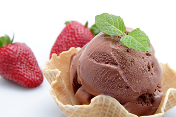 gelato al cioccolato su sfondo bianco