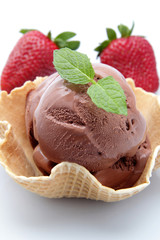 gelato al cioccolato con fragole su sfondo bianco