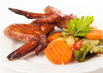 Жаренные крылышки с овощным рагу.