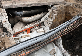 Obraz premium Fernwärmerohre und Kabel