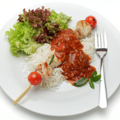 Fleischspieß, Paprikasoße und Reis