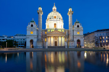 Karlskirche am Abend