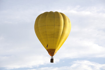Fototapeta premium gelber Heißluftballon am Allgäuhimmel