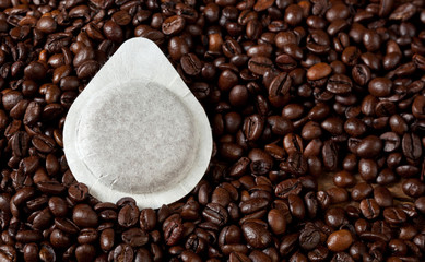 Fototapeta premium Cialda di caffè su chicchi