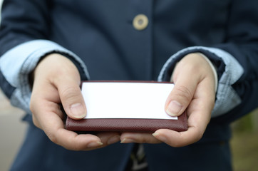 名刺を持つ女性