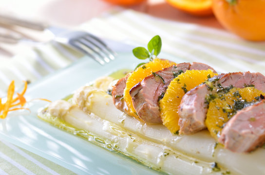 Frischer Spargel mit Schweinefilet und Orangen