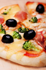 Pizza z brokułami, oliwkami i bekonem