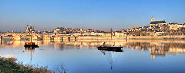 Panoramic Blois reflected in the river - 41089568