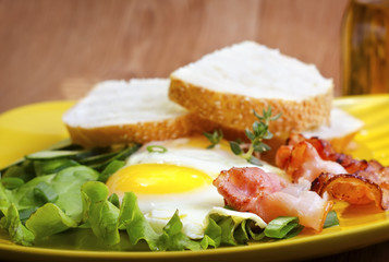 egg with bacon