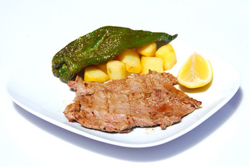 PLATO AISLADO. FILETE DE TERNERA CON PATATAS