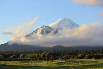 Schilderijen op glas Taranaki (Mt.Egmont) vulkaan bedekt met sneeuw, Nieuw-Zeeland © honza0