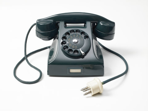 old green phone on white background - vecchio telefono a rotella