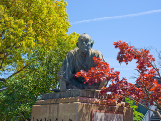 高山彦九郎　銅像