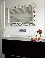 lavabo e specchio in un bagno moderno