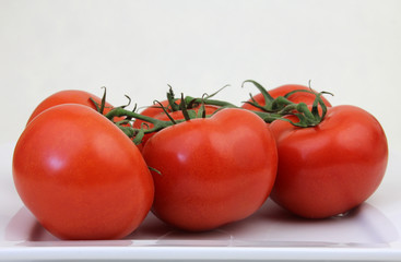 Tomaten an der Rispe