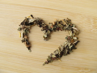 Herz aus Kräutertee mit Zitronengras und Minze