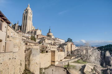 Fototapeta na wymiar Segovia Mury miejskie w Kastylii i Leon w Hiszpanii