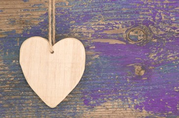 Holz - Herz mit violettem Hintergrund als Postkarte