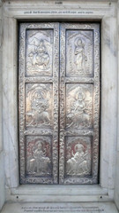 Puerta del templo de Sri Durgiana de Amritsar, Punjab, India