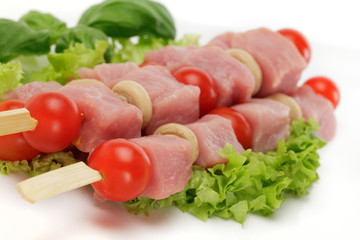 Fleischspieß mit Champignons und Tomaten