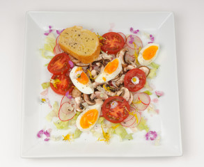 Salatteller mit Wildblüten