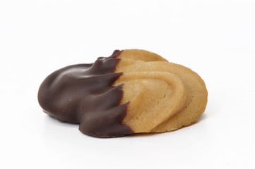 Un bizcocho de chocolate en fondo blanco.