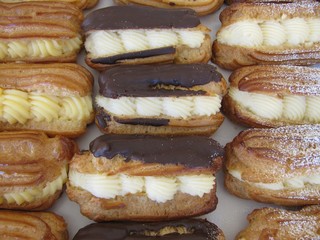 Palos rellenos de crema, eclairs.