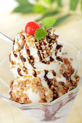 Walnusseis mit Schokoladsoße und Krokant