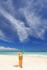 綺麗なビーチに置いたトロピカルドリンク