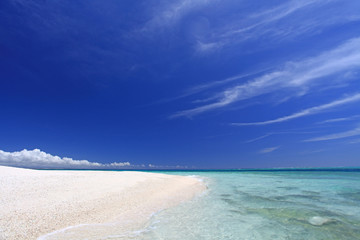 沖縄の真っ白い砂浜と紺碧の空