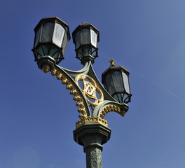 Fototapeta na wymiar Wiktoriański lamp post z insygniów królewskich