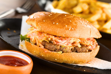 Hamburger auf metallenem Teller mit Ketchup und Pommes Frites