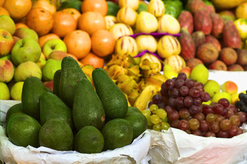 Avokado and anderes Obst auf Peruanischem Markt