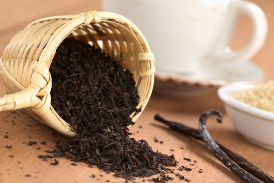 Black Tea in Wooden Tea Infuser with Vanilla, Sugar and Cup