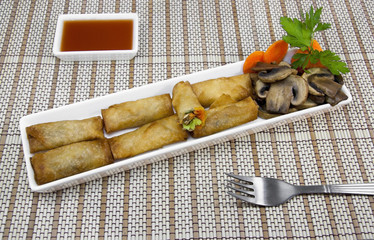 Rollos con verduras y champiñones.