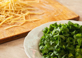 Домашняя лапша и зеленый лук