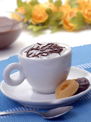 Taza de chocolate caliente y galletas.
