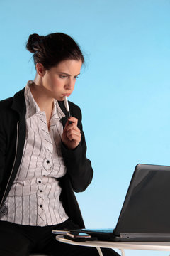 Eine Frau lernt für die Qualifizierung im Beruf am Laptop