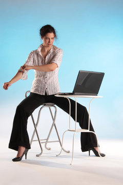 Eine Frau krempelt Ärmel hoch zur digitalen Arbeit