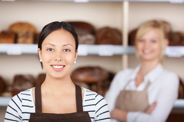 zwei verkäuferinnen in der bäckerei