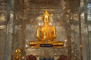 Obraz premium Big sitting golden buddha in glass church in Thailand..