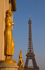 Fototapeta na wymiar Złote posągi w Trocadero