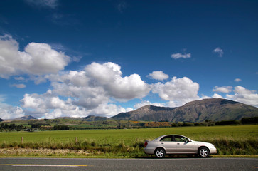 Fototapeta na wymiar Samochód na drodze w Nowej Zelandii