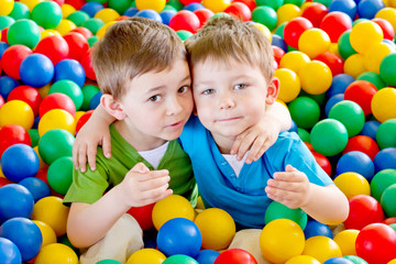 Fototapeta dwaj chłopcy w kulkach 6 obraz