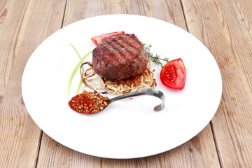 beef fillet medallions on noodles with tomatoes